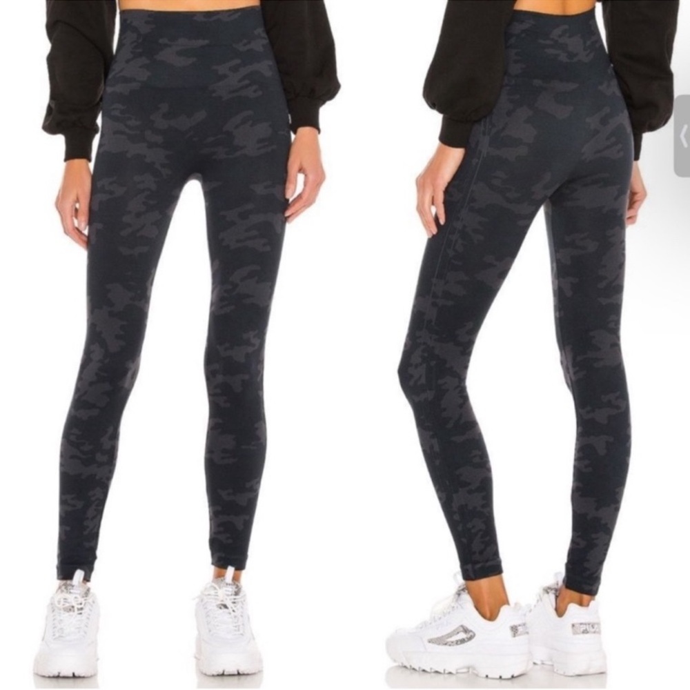 NWT Spanx Black Camo Look At Me Now Seamless Leggings Size M